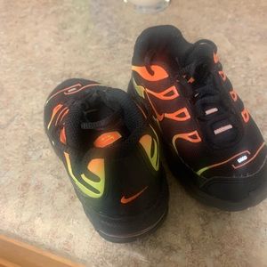 Multicolored size 6 toddler shoe